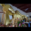 Ein liegender Buddha auf dem Gelände des Chedi